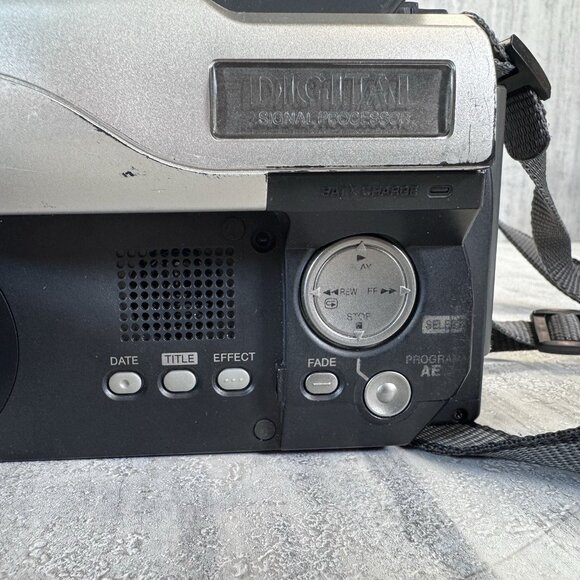 Hitachi VM-E575LE Video Camera - Picture 6 of 16